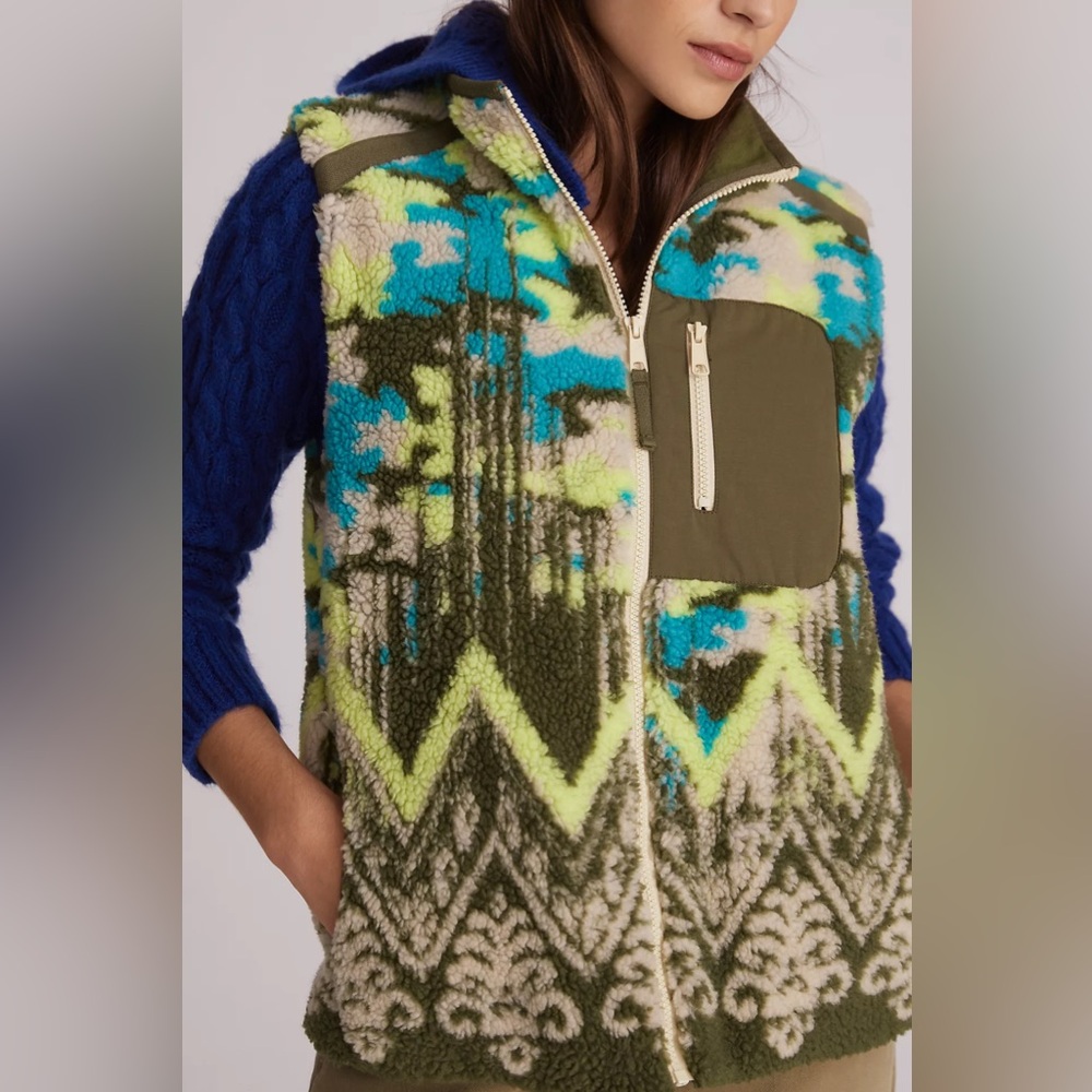 PILCRO ANTHROPOLOGIE | Sherpa Teddy Vest Lime green & Abstract Forest Camo Print - Picture 2 of 9